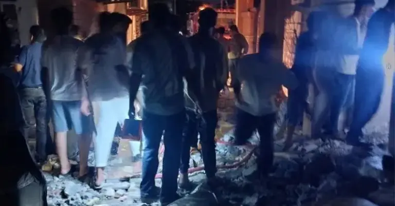 সিরিকে মার্কিন বিমান হামলায় ধ্বংস হয়ে যাওয়া বাড়িঘরের সামনে দাঁড়িয়ে থাকা কিছু মানুষ